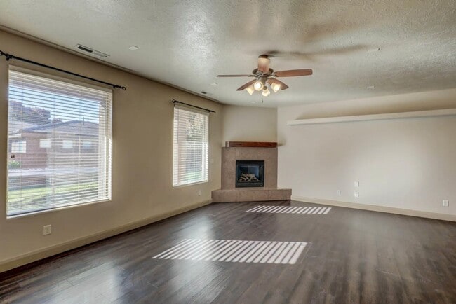 Building Photo - Pet Friendly! Beautifully Designed 5 Bedroom Home. 6 Month Lease!