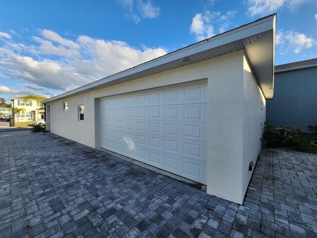 Building Photo - Venetian Bay Home in the Palms