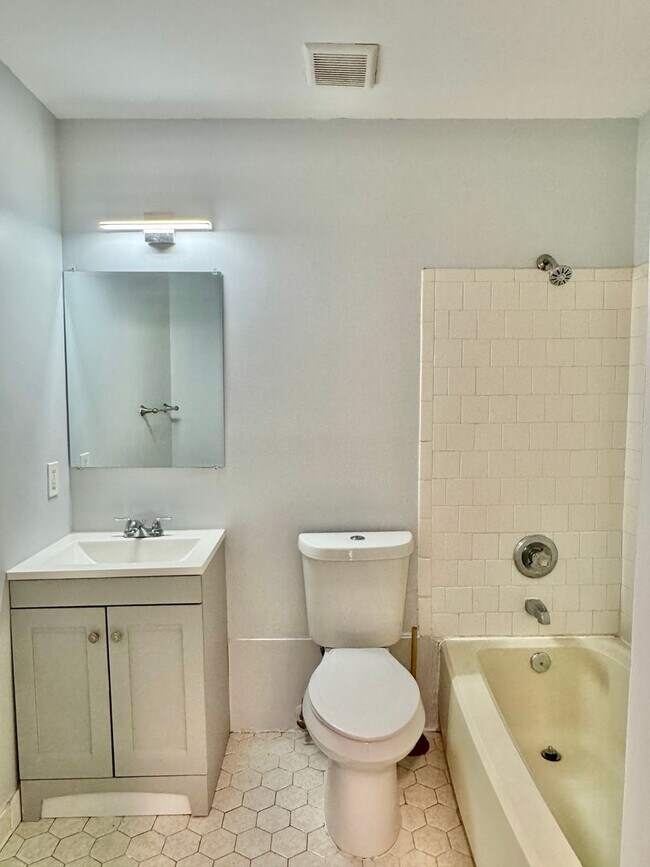 Building Photo - Charming 3-bedroom waiting to be yours !!