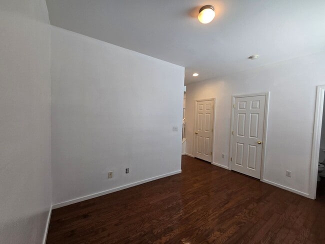 Building Photo - 3 Bedroom Updated Townhouse