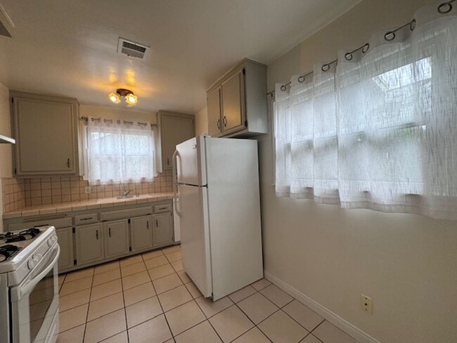Building Photo - 3 bed & 2 bath home in EAST side Long Beach