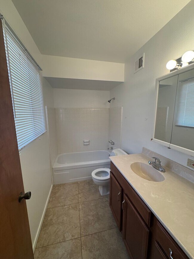 Building Photo - Spacious 3BR/2BA Home in Prime Tempe Locat...