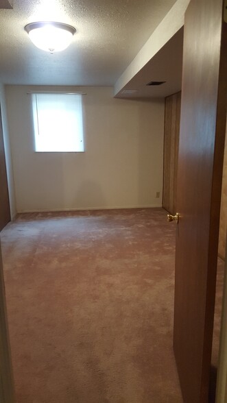 Basement bedroom - 1909 Collier Ave