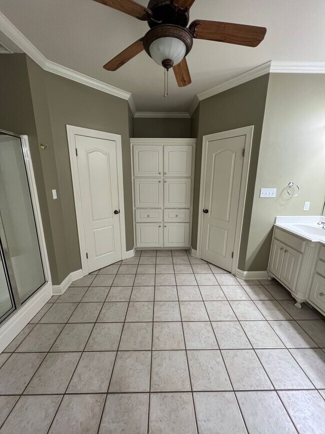 Building Photo - 10513 Plum Creek Dr