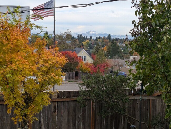 Building Photo - Easy Commute with Stunning Views!