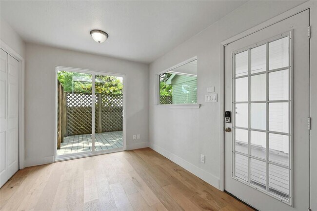 Building Photo - 1305 Kenwood Ave
