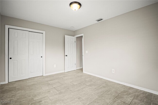 Building Photo - 2210 Parkview Dr