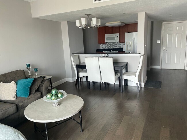 Building Photo - Furnished 1/1 in Plaza Tower@ Kleman Plaza