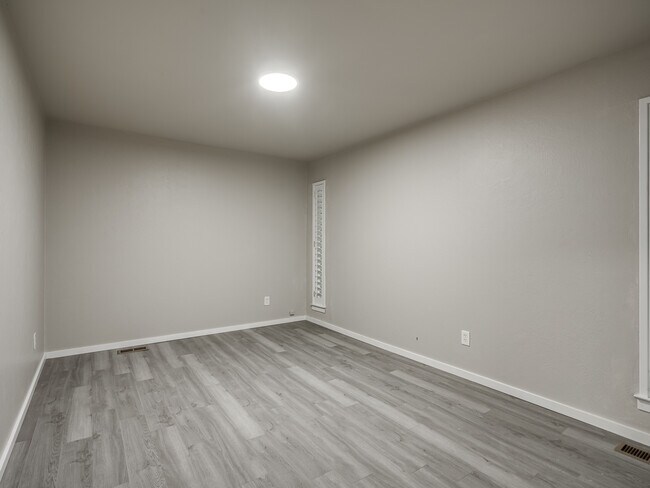 Building Photo - 12136 Thorn Ridge Rd