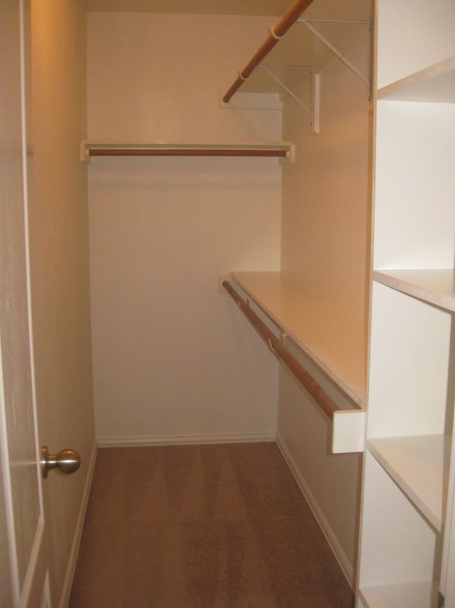 Building Photo - 420 Amber Ln