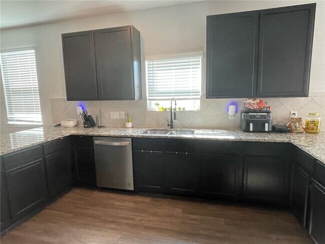 Building Photo - 985 Marquis Dr