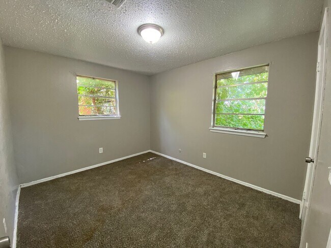 Building Photo - 4 Bedroom House Available now OKC