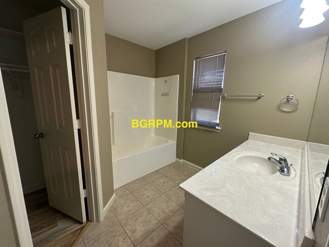 Building Photo - 3 BD, 2 BA, Home in Cabot