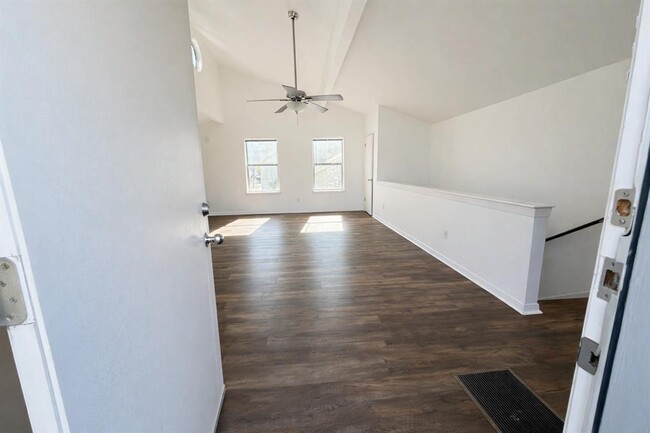 Building Photo - 212 Lessin Ln