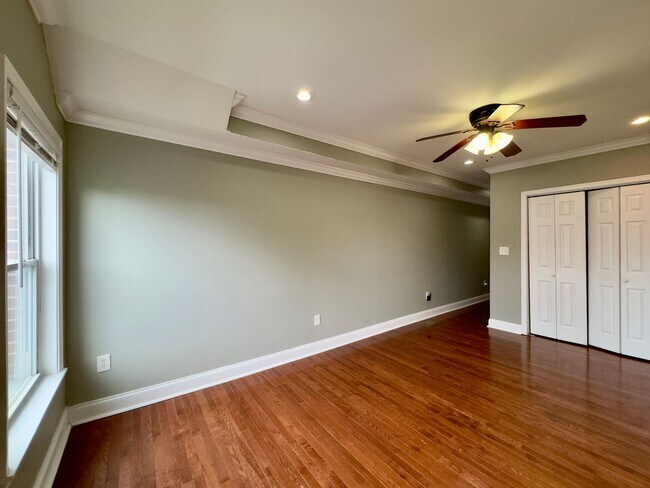 Building Photo - Charming 3-Bedroom Townhome with Modern Am...