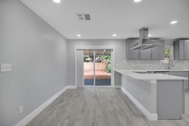 Building Photo - 2115 Messina Ave