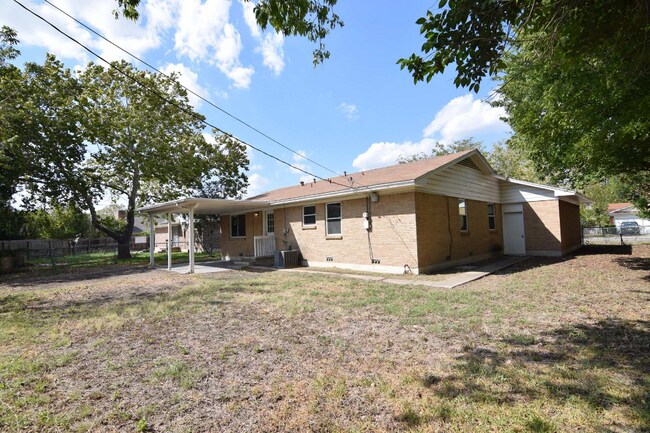 Building Photo - 2504 Paula Rd