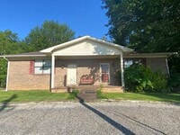 Building Photo - **MOVE IN SPECIAL, 1/2 OFF FIRST MONTHS RENT** 2 Bedroom 1 Bath Duplex with garage/basement and c...