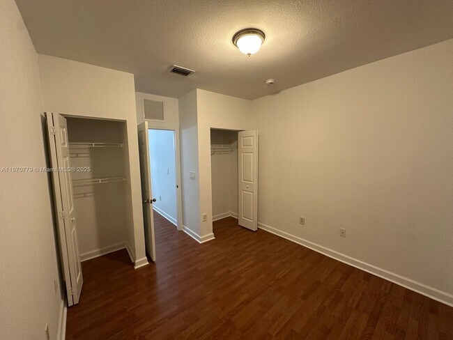 Building Photo - 1555 NE 33rd Rd