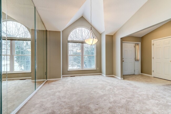 Building Photo - SPACIOUS 3 BEDROOM 2 BATH W/2 CAR GARAGE