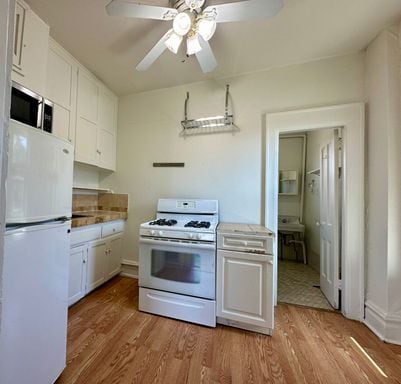 Building Photo - Charming Top Floor Unit with Off-Street Parking