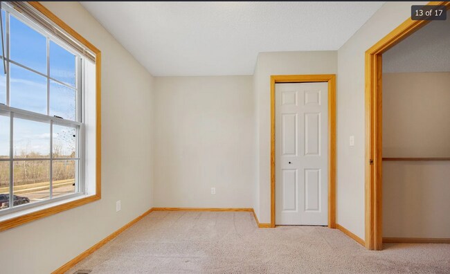 Building Photo - Beautiful 3 Bed 1.5 Bath Townhome