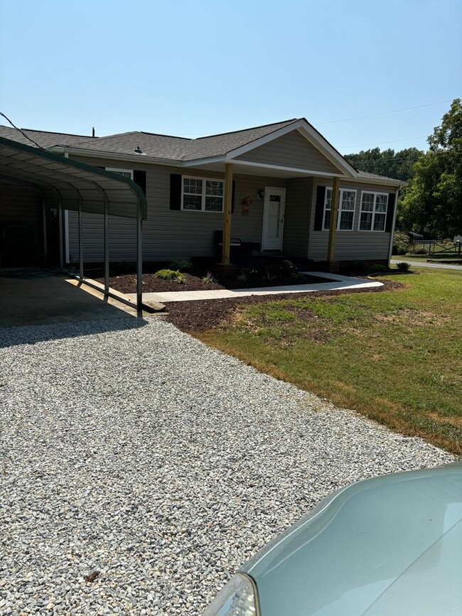 Building Photo - 3 Bedroom East Rowan Home