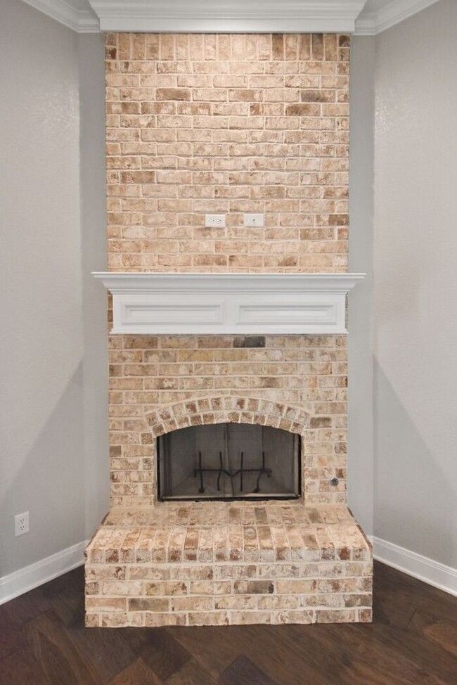 Building Photo - Stunning 4 Bed 2 Bath!