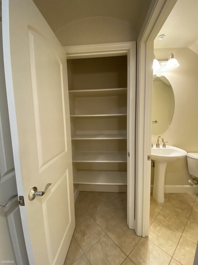 Building Photo - 2 br, 2.5 bath Townhome - 1714 Hillebrant ...