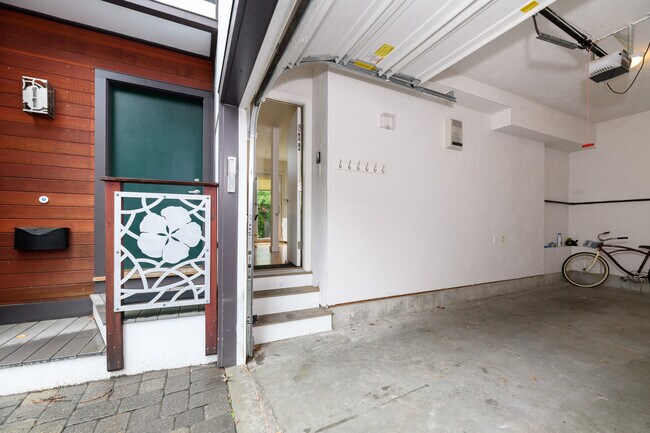 Building Photo - 11 Clary St