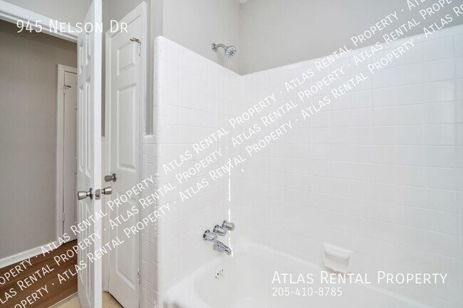 Building Photo - 945 Nelson Dr