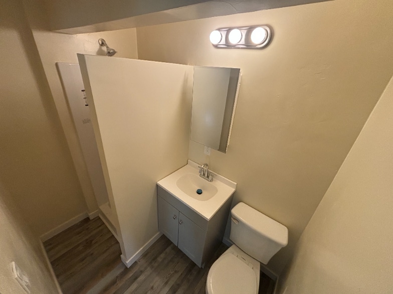 Building Photo - 1129 E 103rd St