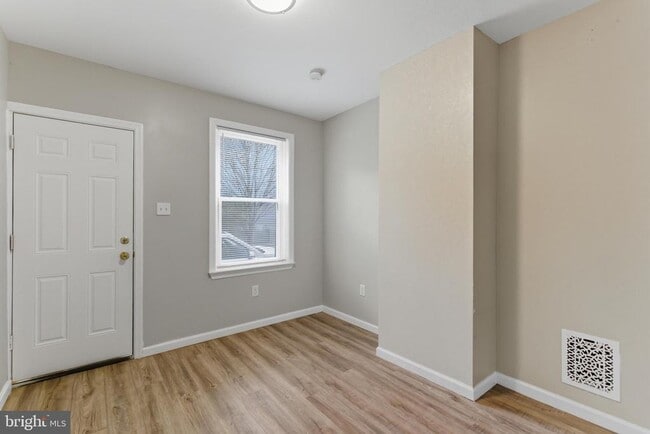 Building Photo - 2528 Collins St