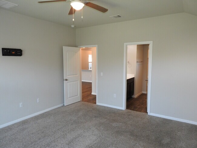Building Photo - 621 Callahan Ln