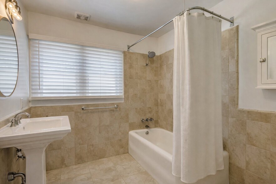 Building Photo - 2345 W 21st St