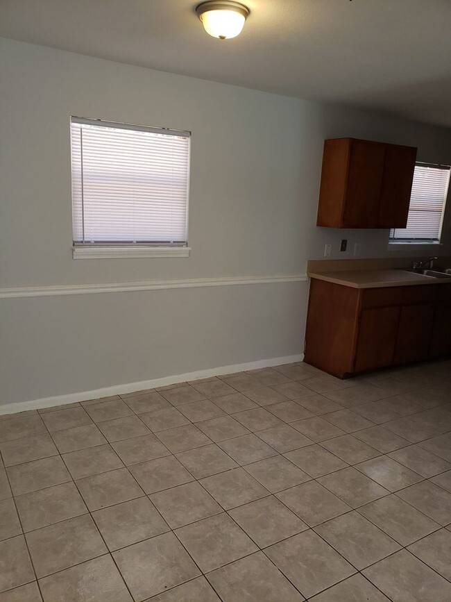 Building Photo - Cozy Home in North Milton