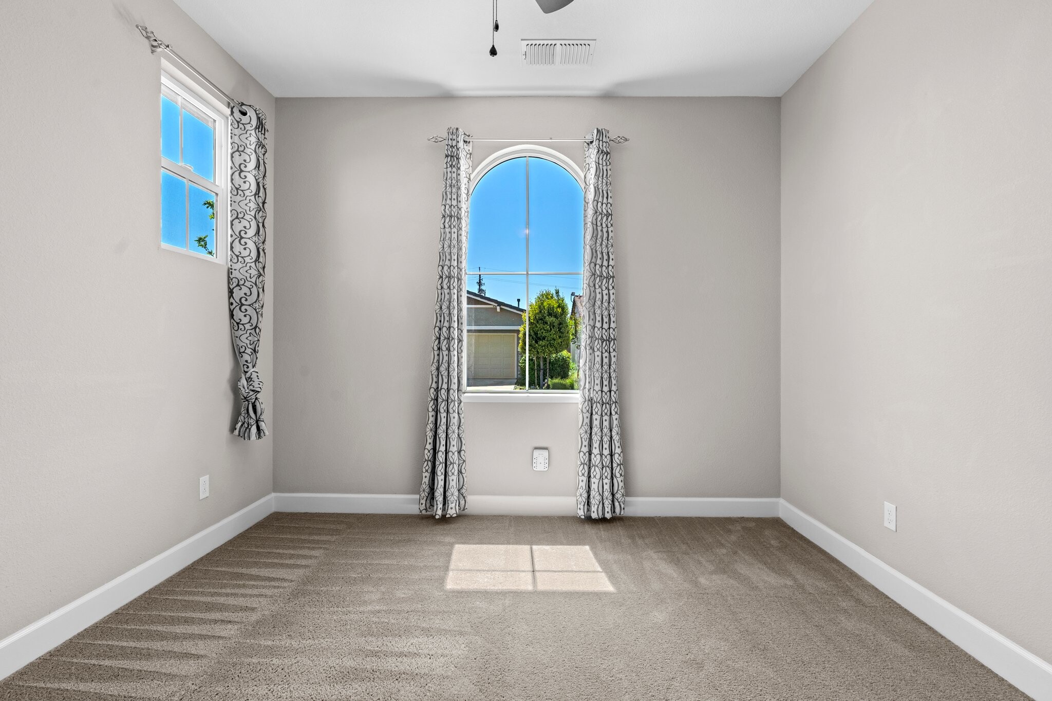 Building Photo - 377 Silver Ridge Dr