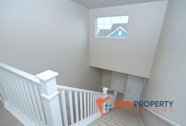 Building Photo - 5002 Evergreen Ln