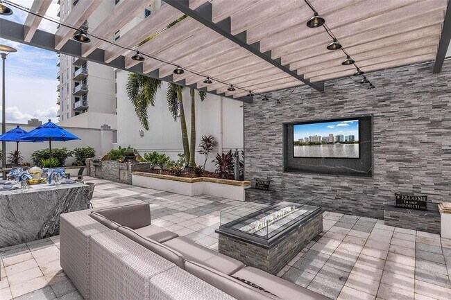 Building Photo - 413 E Pine St