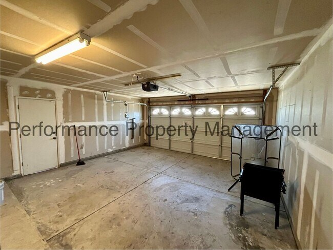 Building Photo - Stunning 4 Bed/2 Bath in SW Bakersfield w/...
