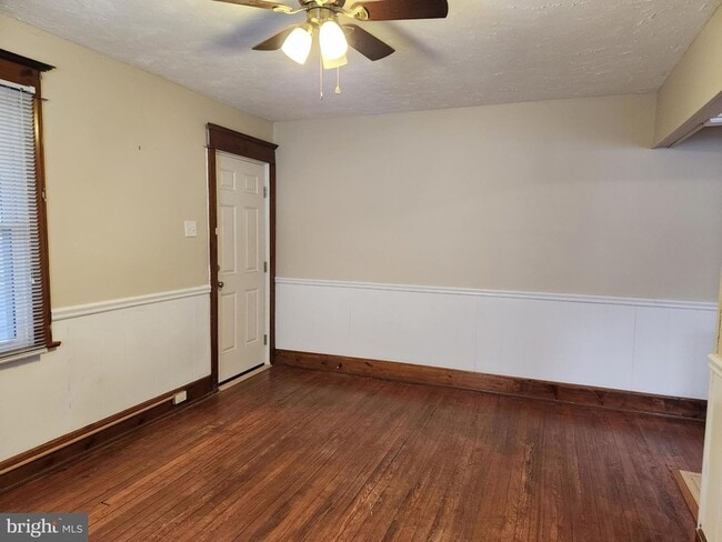 Building Photo - 132 S Broadway