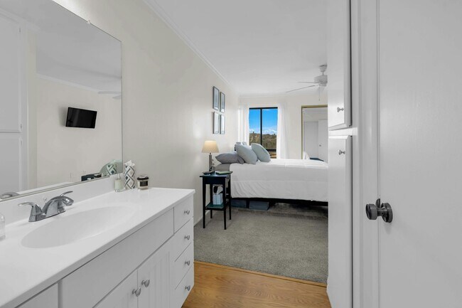 Building Photo - 6924 Hyde Park Dr