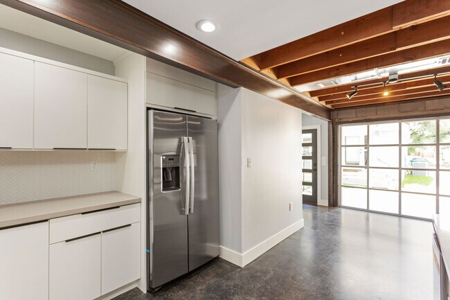 Building Photo - 2005 Portsmouth St