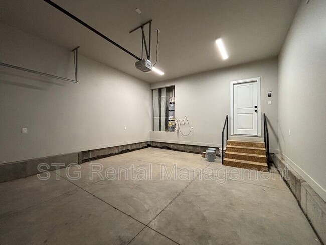 Building Photo - 840 Twin Lakes Dr