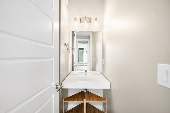 Building Photo - 3BD, 4BA Sunnyside Home With Office and Rooftop Deck