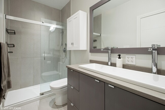 Building Photo - 2544 W North Ave