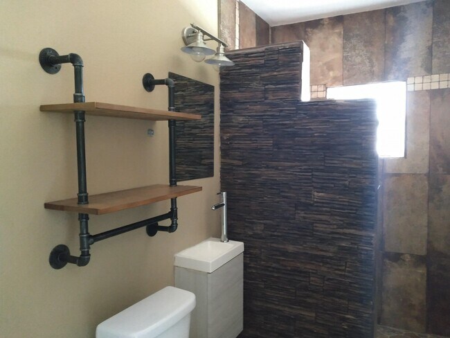 Building Photo - 1104 N Bedell Ave