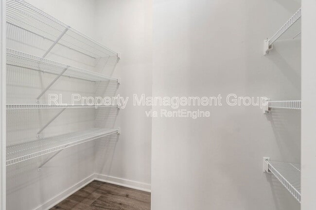 Building Photo - 214 Sterndale Dr