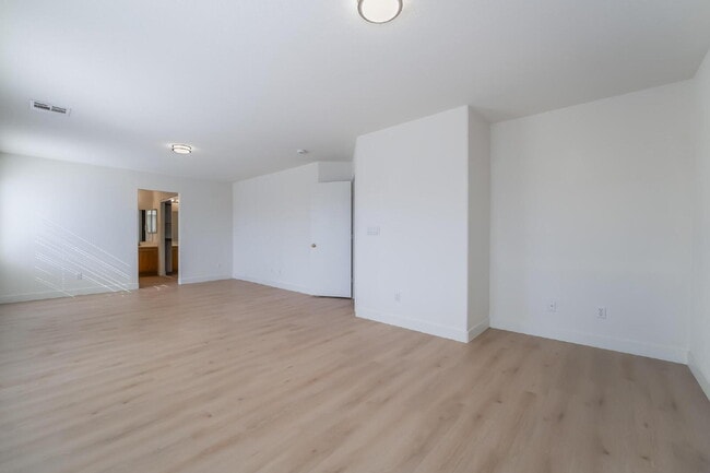 Building Photo - 4 bedroom, 2.5 bathroom, Summerlin Home, Low Maintenance Yard