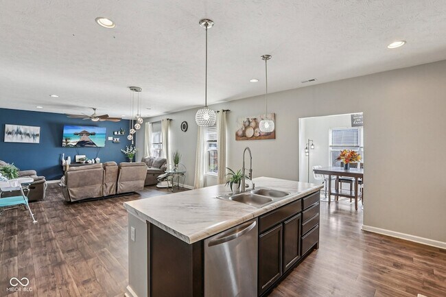 Building Photo - 6673 Laurelwood Dr